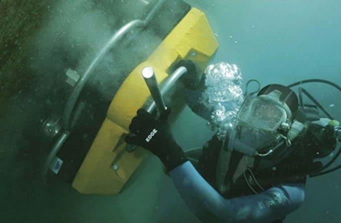 Limpieza-casco-del-buque-800x445